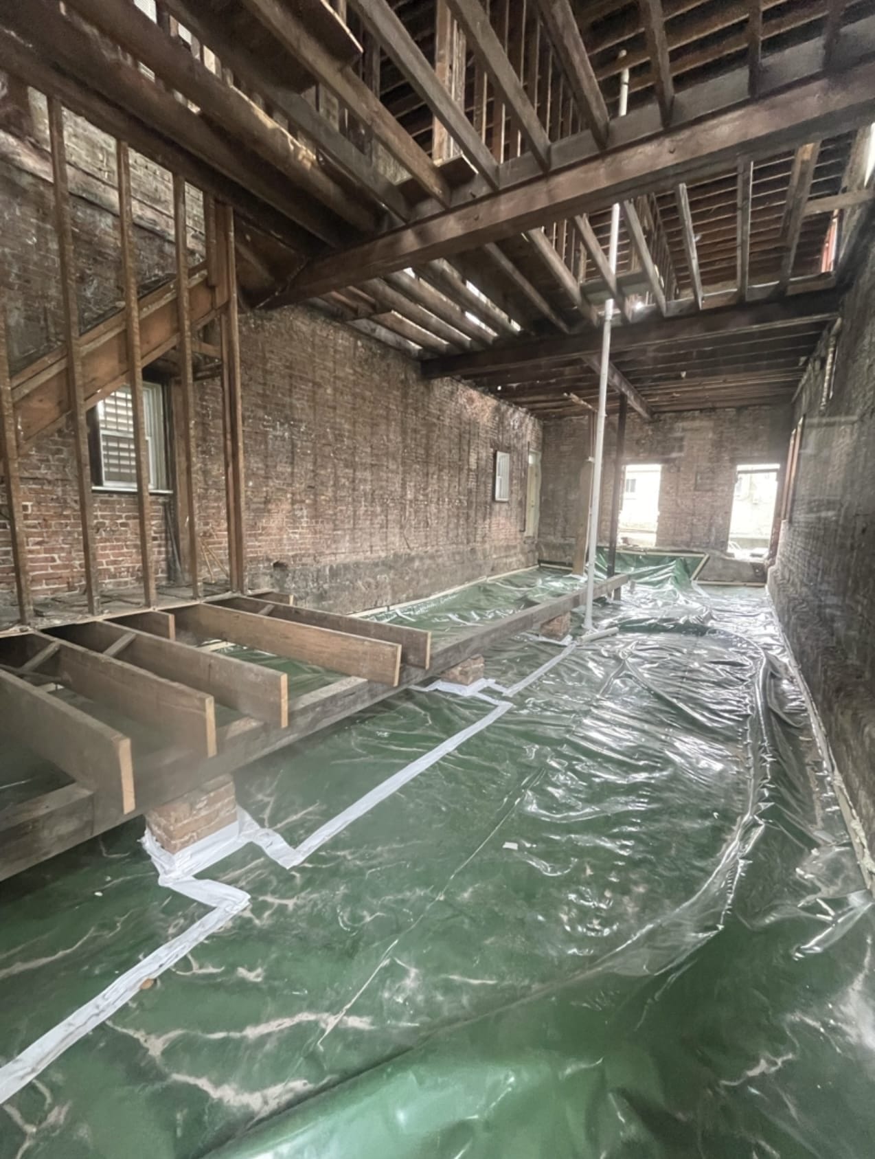 Crawl Space Encapsulation with Vapor Barrier Installation
